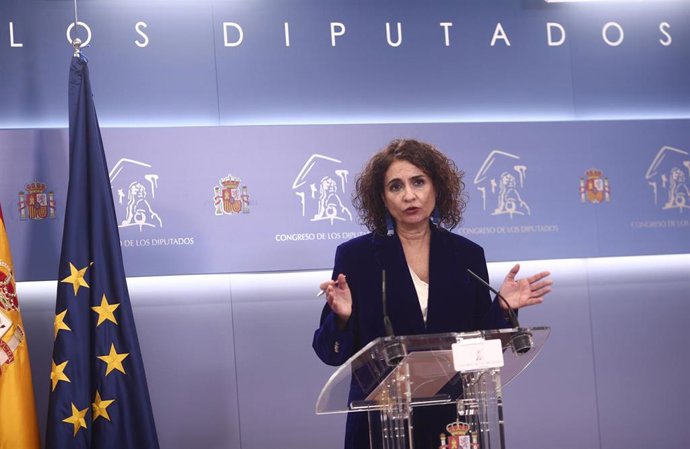 La ministra de Hacienda y portavoz del Gobierno, María Jesús Montero, ofrece una rueda de prensa tras la aprobación de los Presupuestos Generales del Estado (PGE) en el Congreso de los Diputados, en Madrid (España), a 3 de diciembre. El Pleno del Congre