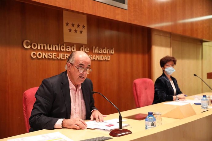 El viceconsejero de Salud Pública y Plan COVID-19 de la Comunidad de Madrid, Antonio Zapatero; y la directora general de Salud Pública, Elena Andradas, durante una rueda de prensa en la Consejería de Sanidad, en Madrid (España), a 20 de noviembre de 202