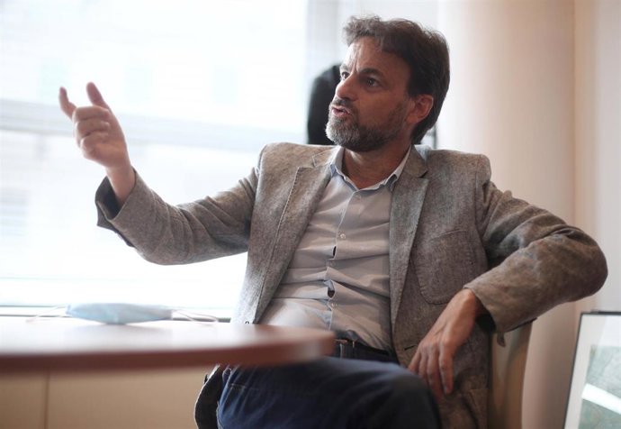 El presidente del grupo parlamentario de Unidas Podemos y líder de En Comú Podem -ECP-, Jaume Asens, durante una entrevista para Europa Press en su despacho en el Congreso de los Diputados, en Madrid (España), a 23 de septiembre de 2020.