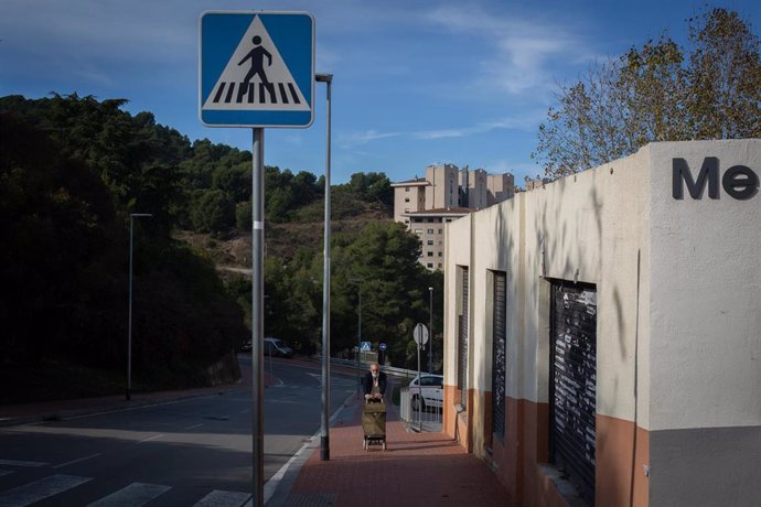 Una mujer pasea por una calle del barrio de Ciutat Meridiana, uno de las zonas con la tasa de infectados por Covid-19 más alta de Barcelona, en Barcelona, Catalunya, (España), a 9 de noviembre de 2020. 