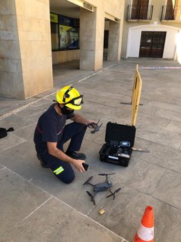 Un bombero de la Diputación de Teruel prepara un dron.