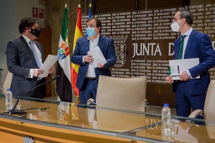 Fernández Vara charla con el director de tratamiento de Urbaser, Carlos Abilio Pérez.