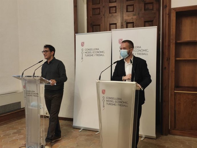 El conseller de Modelo Económico, Turismo y Trabajo, Iago Negueruela, y el director de Turespaña, Miguel Sanz, en una rueda de prensa.