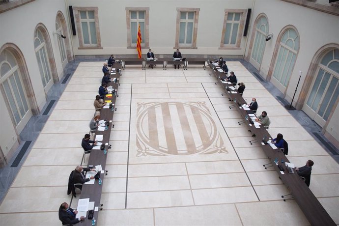 Mesa de partidos catalanes en el Parlament para abordar la organización de las elecciones previstas el 14 de febrero.