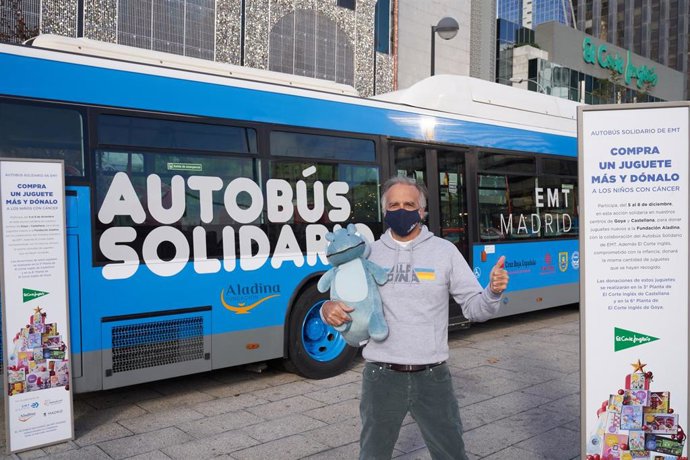Autobús para la recogida de juguetes solidaria en favor de la Fundación Aladina.