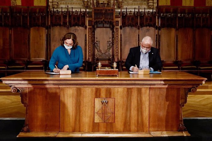 Firma del convenio de cesión de Can Jaumandreu entre la alcaldesa de Barcelona, Ada Colau, y el rector de la UOC, Josep A. Planell