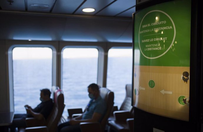 Panel informativo con las medidas de seguridad en un ferry de la naviera FRS. Tras la reeanudación de la ruta Algeciras-Ceuta, una vez restablecida la circulación en todo el territorio nacional tras el fin del Estado de Alarma. 