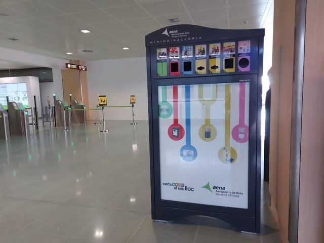 'Ecopunto' De Reciclaje En El Aeropuerto De Ibiza.