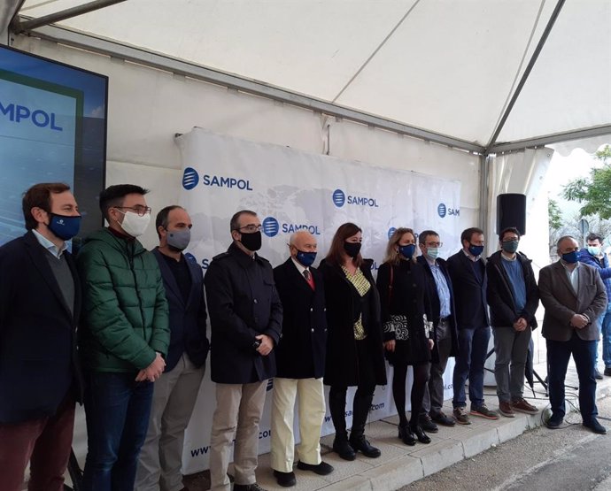 Foto de familia de la inauguración de la reforma de la planta de alta eficiencia energética de Grupo Sampol en Parc Bit.