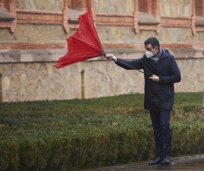 El presidente del Gobierno, Pedro Sánchez, con el paraguas volcado a su llegada a la Capilla del Seminario Mayor de Comillas, Cantabria (España), a 4 de diciembre de 2020.  
