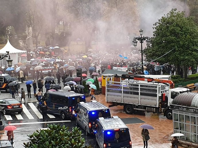 Concentración de hosteleros en Oviedo para exigir la reapertura del sector.