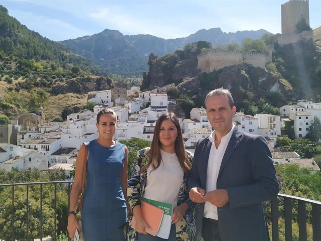 Imagen de archivo de una visita a Cazorla de la delegada de Turismo, Raquel Morales, acompañada del alcalde, Antonio José Rodríguez