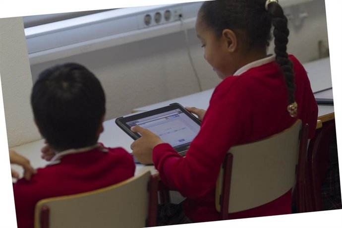 Colegio, aula, primaria, clase, niño, niña, niños, estudiando, estudiar, deberes, nuevas tecnologías, tablet