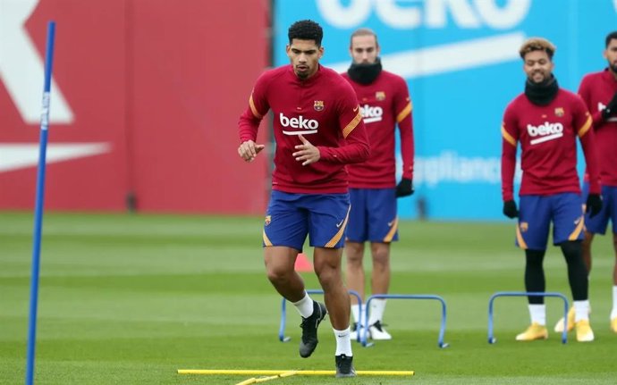 El jugador del FC Barcelona Ronald Araújo en un entrenamiento de la temporada 2020/21