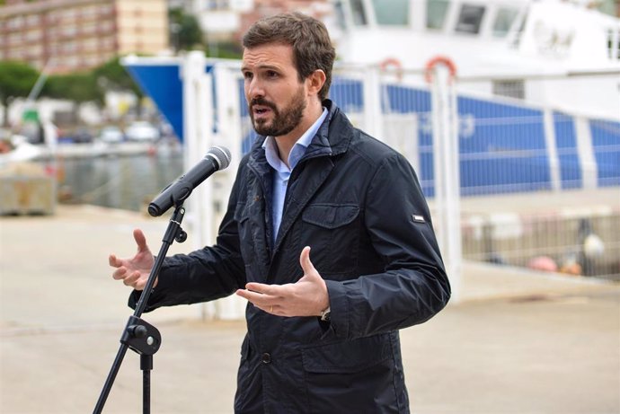 El líder del PP, Pablo Casado, en una visita a la lonja de Roses (Girona) el 4 de diciembre de 2020