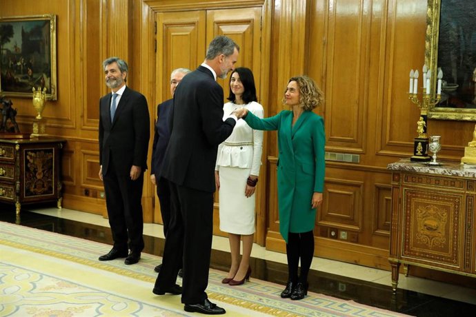 El Rey da la mano a la presidenta del Congreso, Meritxell Batet; junto al presidente del Tribunal Supremo, Carlos Lesmes; el presidente del Tribunal Constitucional, Juan José González Rivas; y la presidenta del Senado, Pilar Llop.