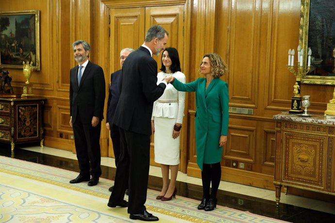 El Rey Felipe VI (3i), da la mano a la presidenta del Congreso de los Diputados, Meritxell Batet (1d); junto al presidente del Tribunal, Supremo Carlos Lesmes (1i); el presidente del Tribunal Constitucional, Juan José González Rivas (2i); y la president
