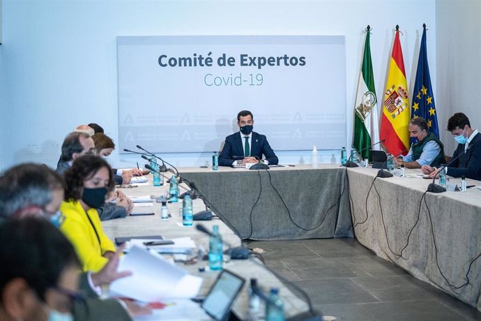 El presidente de la Junta de Andalucía, Juanma Moreno, preside una reunión del Comité de Expertos de COVID-19 . Fotografía de archivo
