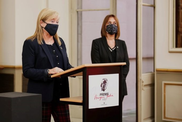 La consellera de Cultura, ngels Ponsa, i la directora general de Política Lingüística, Ester Franquesa, en el lliurament dels Premis Pompeu Fabra
