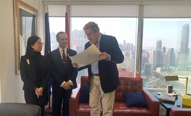 De izquierda a derecha: Min Cai, directora de la oficina de representación de CaixaBank en Hong Kong; Xavier Serrado, delegado de CaixaBank en Asia; y Miguel Bauzá, cónsul general de España en Hong Kong