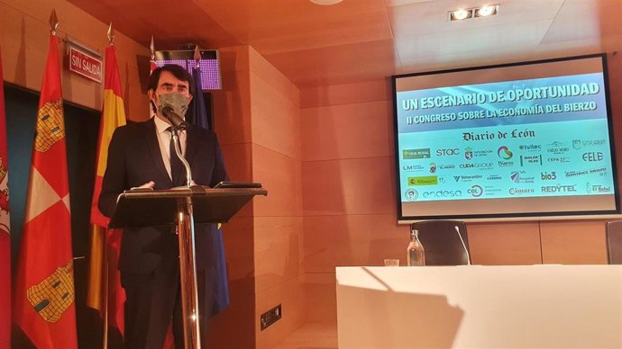 El consejero de Fomento y Medio Ambiente, Juan Carlos Suárez-Quiñones, en la inauguración del II Congreso Económico El Bierzo.