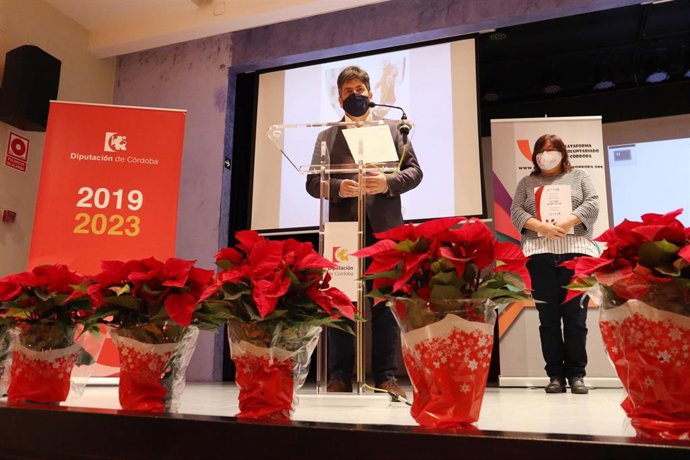 El delegación de Cohesión Territorial, Consumo, Participación Ciudadana y Protección Civil de la Diputación de Córdoba, Rafael Llamas, interviene en el acto por el Día del Voluntariado.