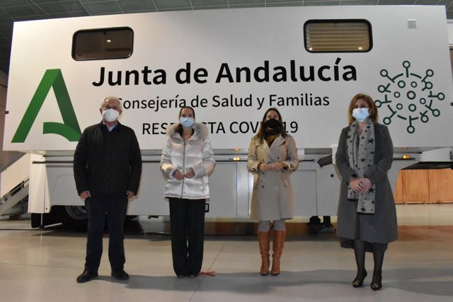 Autoridades ante el camión para hacer test de antígenos de covid-19.