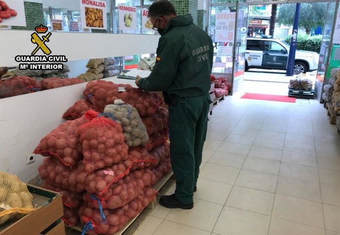 Partida de patatas inmovilizada por la Guardia Civil en un establecimiento de Vigo, al incumplir la normativa sobre Indicación Geográfica Protegida, y que se anunciaban como patatas de Xinzo (Ourense).