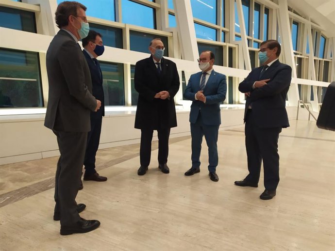 El presidente gallego, Alberto Núñez Feijóo, y el conselleiro de Educación, Román Rodríguez,  con los rectores de UVigo, USC y UDC