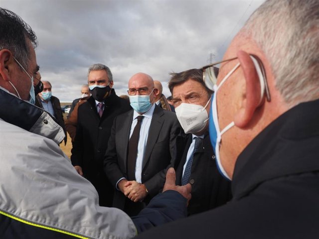 El ministro de Agricultura, Pesca y Alimentación, Luis Planas, visita la Comunidad de Regantes de Payuelos (León) junto al consejero de Agricultura, Ganadería y Desarrollo Rural, Jesús Julio Carnero, y el Delegado del Gobierno, Javier Izquierdo.