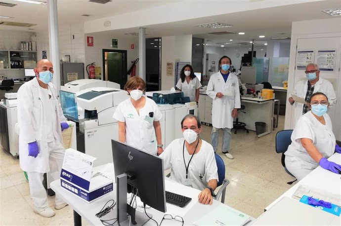 Equiopo del laboratorio de Análisis Clínico y Microbiología del Hospital Infanta Elena de Huelva.