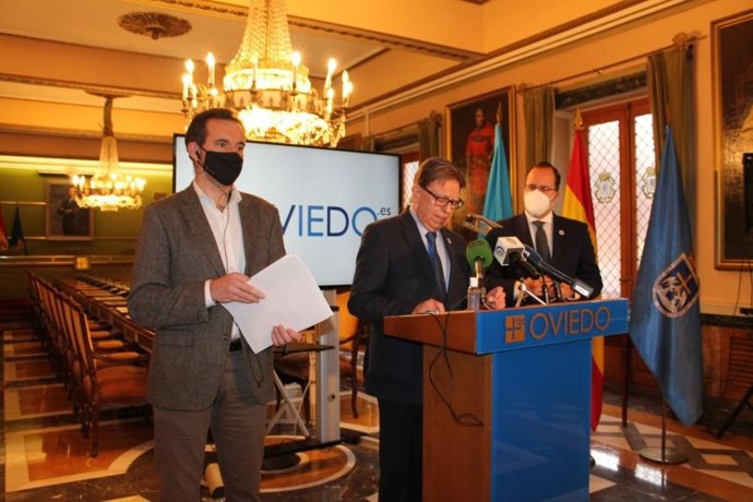 Rueda de prensa del alcalde de Oviedo, Alfredo Canteli, y los concejales Javier Cuesta y Mario Arias