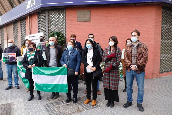 Homenaje a Manuel José García Caparrós junto a la placa en su honor situada en Málaga