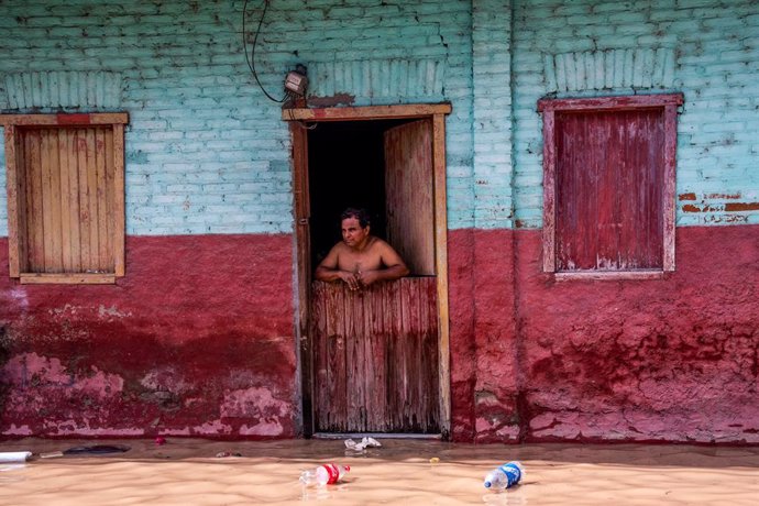 19 November 2020, Honduras, La Lima: A man stands at the door of his house after the devastating hurricane Iota made landfall in Honduras. Photo: Seth Sidney Berry/SOPA Images via ZUMA Wire/dpa