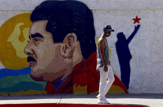 Un mural de Nicolás Maduro en una calle de Venezuela