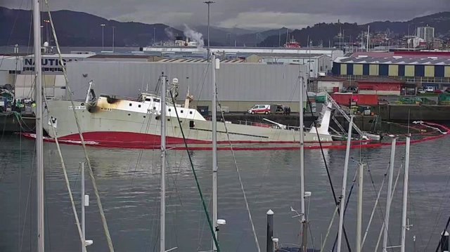 El buque 'Baffin Day' tras el incendio que derivó en su hundimiento en el puerto de Bouzas