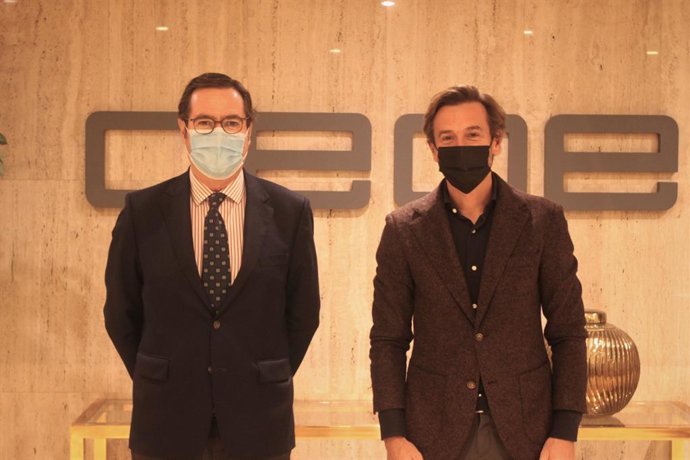 El presidente de CEOE, Antonio Garamendi (izquierda), y el presidente de BMW para España y Portugal, Manuel Terroba (derecha).