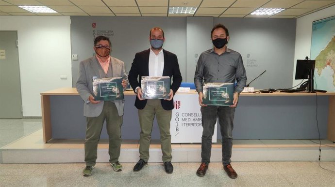 El conseller de Medio Ambiente y Territorio, Miquel Mir, el director general de Espacios Naturales y Biodiversidad, Lloren Mas, y el biólogo Joan Mayol, durante la presentación del 'Atlas de las pequeñas islas y los islotes de Baleares".