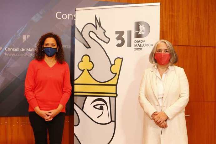 La presidenta del Consell de Mallorca, Catalina Cladera, y la consellera de Presidencia, Teresa Suárez.