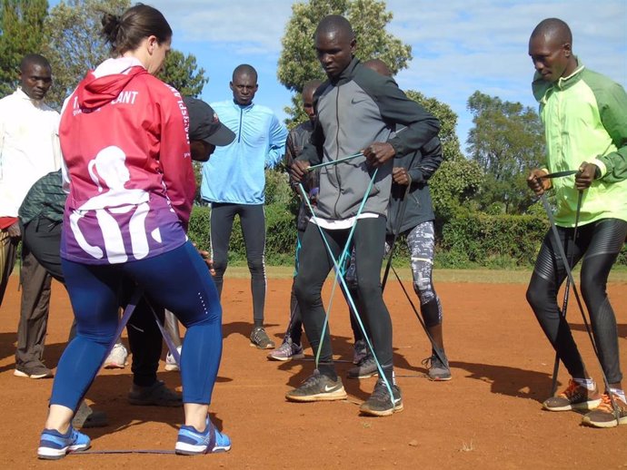 La profesora de la UCAV en Uganda, donder  desarrolla un proyecto solidario que auna salud y deporte.