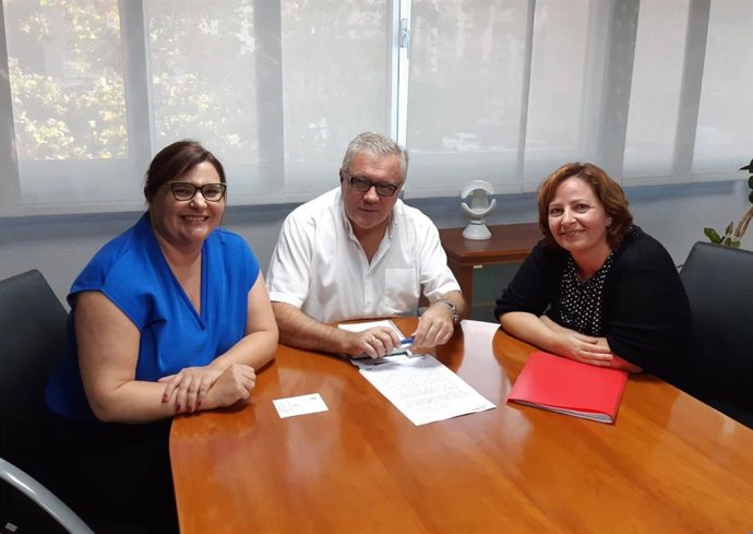 El delegado de Empleo en Almería junto con representantes de ATA