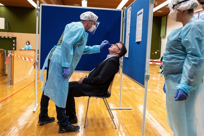 El ministro de Estado para el Tirol, Guenther Platter, se somete a una prueba de coronavirus 