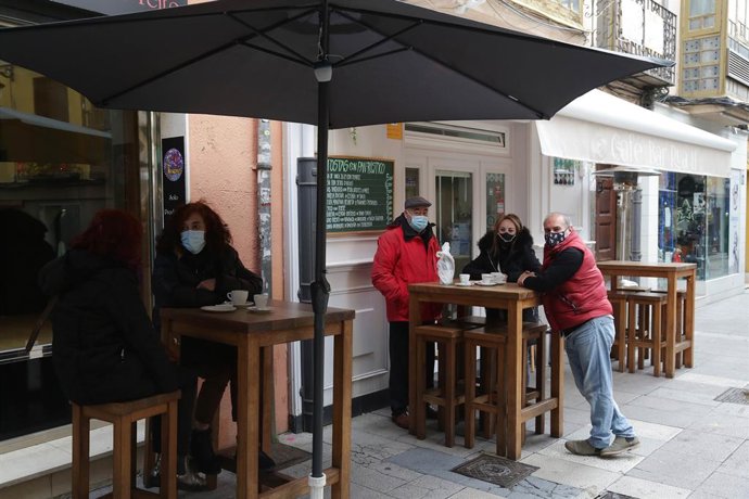 Personas sentadas en una terraza en León, Castilla y León, a 4 de diciembre de 2020. Desde hoy la Junta de Castilla y León permite la apertura de terrazas de los establecimientos hosteleros en todas las provincias de la Comunidad menos en Burgos capital