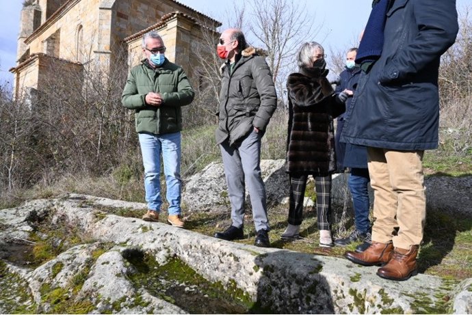 Imagen de la visita a Canduela recién declarada BIC como conjunto histórico.