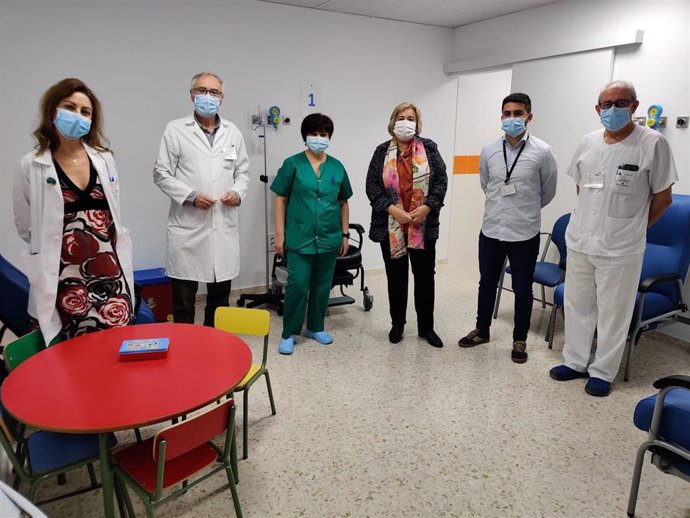 La delegada de Salud y Familias, Manuela Caro, en su visita al Hospital de Riotinto para ver las obras.