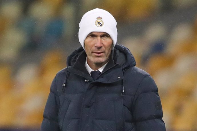 01 December 2020, Ukraine, Kharkiv: Real Madrid coach Zinedine Zidane stands on the sidelines during the UEFA Champions League Group B soccer match between FC Shakhtar Donetsk and Real Madrid CF at Metalist Stadium. Photo: -/Indira via DAX via ZUMA Wire