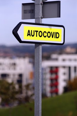 Cartel indicativo del "Autocovid" del Hospital Universitario Central de Asturias (HUCA).