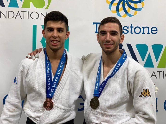 Álvaro Gavilán y Sergio Ibáñez posan con sus medallas en los Juegos Mundiales de Ciegos de 2019