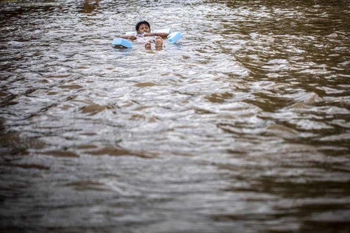 Imagen de archivo de fuertes inundaciones en Indonesia.