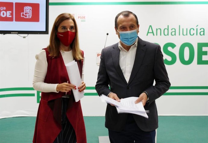 José Luis Ruiz Espejo, secretario general del PSOE de Málaga, y Beatriz Rubiño, parlamentaria andaluza del PSOE, en rueda de prensa